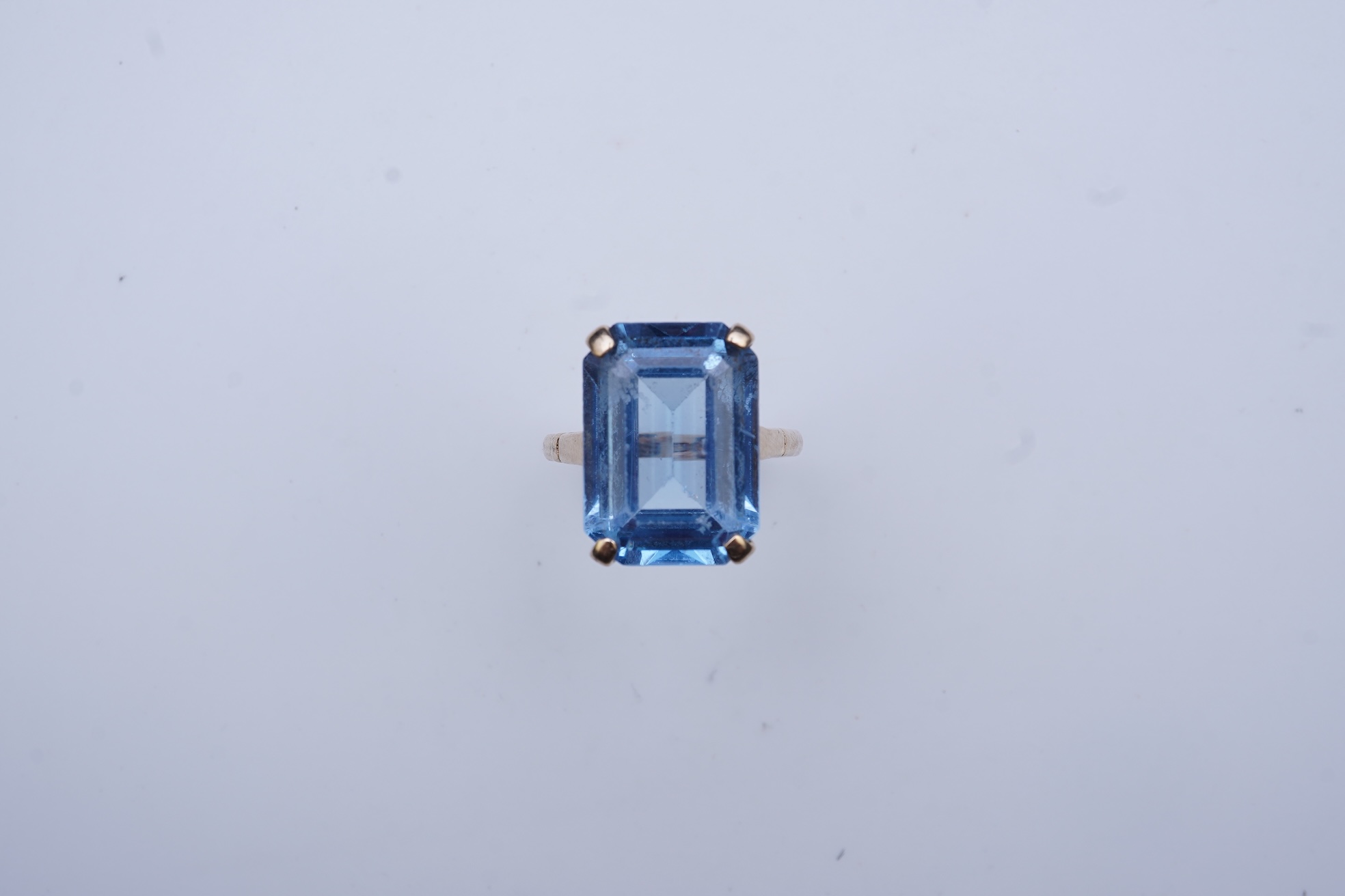 A synthetic blue spinel ring